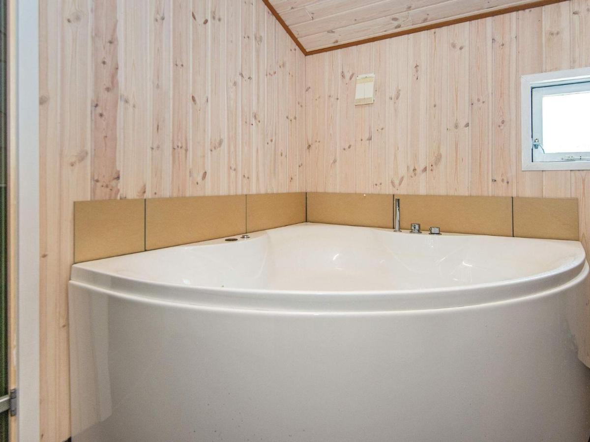 8 Person Holiday Home In Hejls Εξωτερικό φωτογραφία